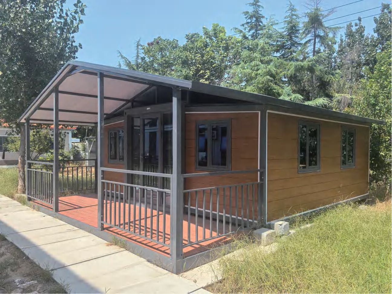 Double-wing expandable house installed outdoors